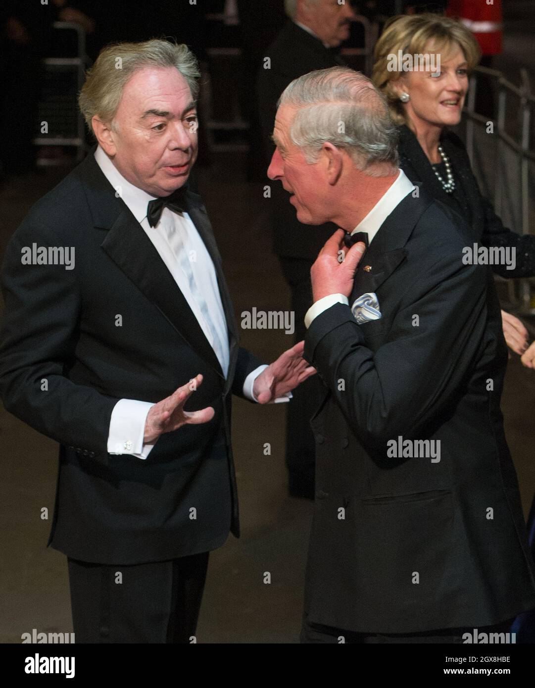 Lord Andrew Lloyd Webber begrüßt Prinz Charles, Prinz von Wales, als er am 25. November 2013 zur Royal Variety Performance im Londoner Palladium kommt. Stockfoto
