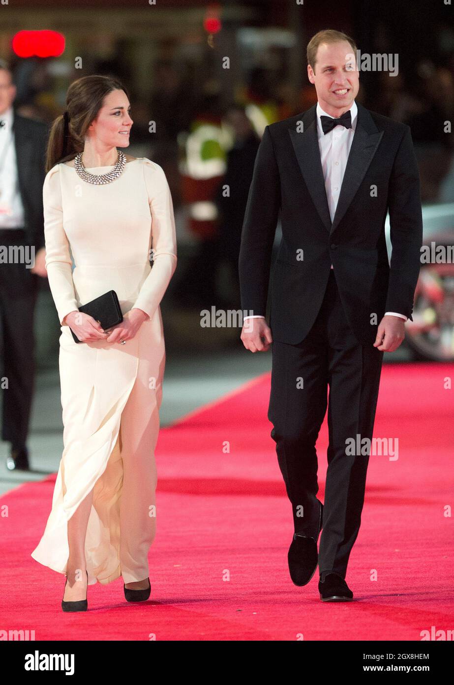 Catherine, Herzogin von Cambridge, trägt ein langes Roland-Mouret-Abendkleid, und Prinz William, Herzog von Cambridge, besuchen die königliche Filmvorstellung von „Mandela: Long Walk to Freedom“ auf dem Odeon Leicester Square in London. Stockfoto