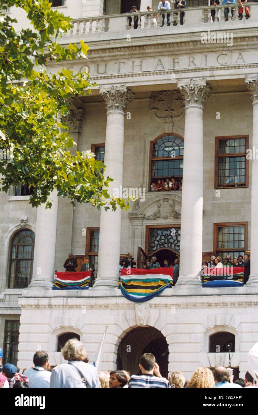 Südafrikas Präsident Nelson Mandela spricht auf der letzten Etappe seines viertägigen Staatsbesuchs in Großbritannien vom Balkon des Südafrikanischen Hauses aus an die Menschenmassen am Trafalgar Square Stockfoto
