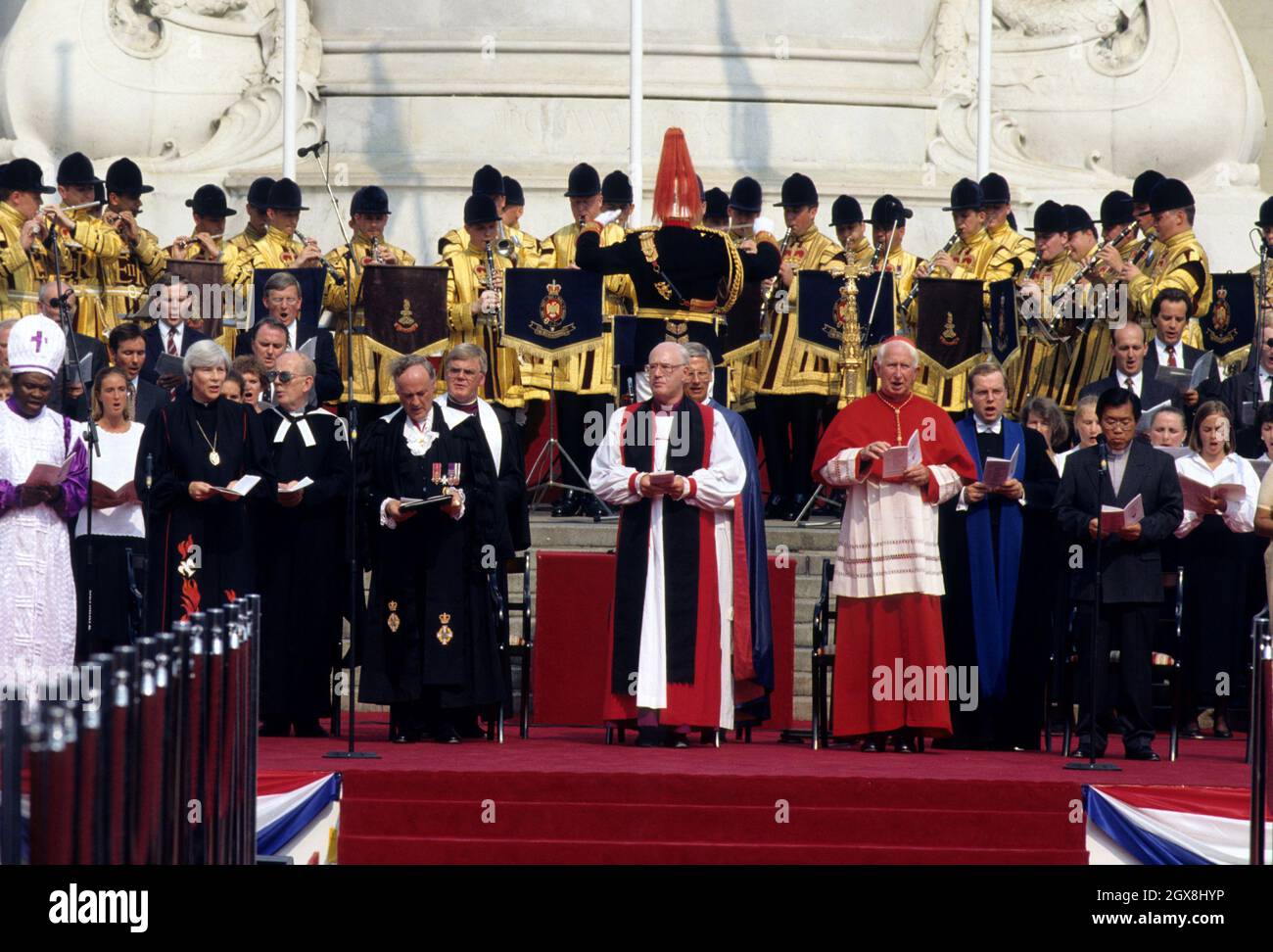 Der Erzbischof von Canterbury spricht während der Feierlichkeiten zum VJ Day im Buckingham Palace in London. Stockfoto