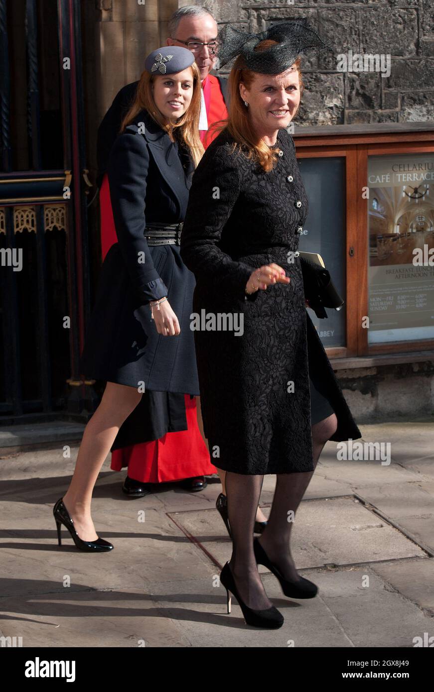 Sarah, Herzogin von York und Tochter Prinzessin Beatrice, während sie am 13. März 2014 an einem Gedenkgottesdienst für Sir David Frost in der Westminster Abbey teilnehmen. Stockfoto