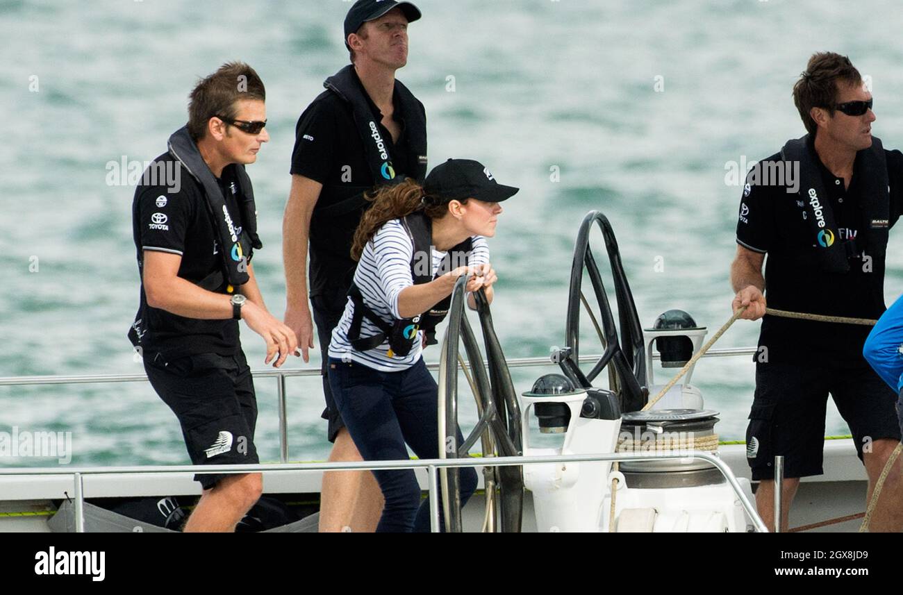 Catherine, Herzogin von Cambridge, übernimmt das Ruder einer America's Cup-Yacht, als sie am 11. April 2014 im neuseeländischen Aukland Harbour mit Prinz William fährt. Die Herzogin hat gewonnen. Stockfoto