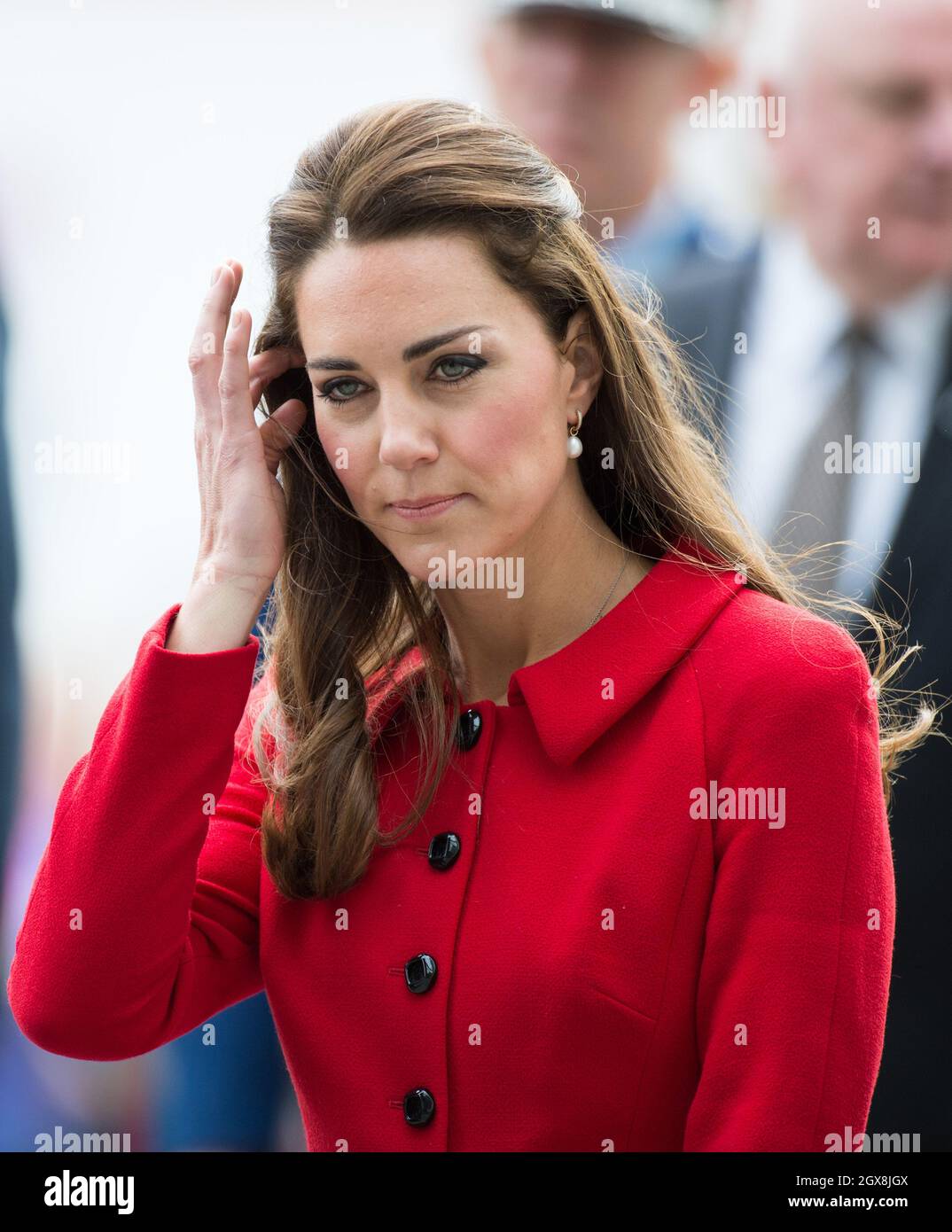 Catherine Herzogin von Cambridge, die ihren roten Luisa Spagnoli Anzug trägt, besucht am 14. April 2014 die Stadtverwaltung in Christchurch, Neuseeland. Stockfoto