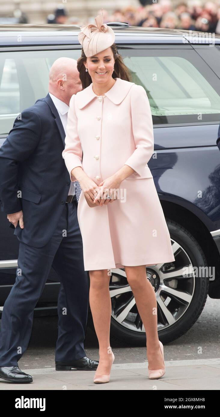 Catherine, Herzogin von Cambridge, trägt einen rosa Alexander McQueen Mantel und einen Jane Taylor Hut und nimmt am 9. März 2015 an der Commonwealth Day Observance in Westminster Abbey in London Teil Stockfoto