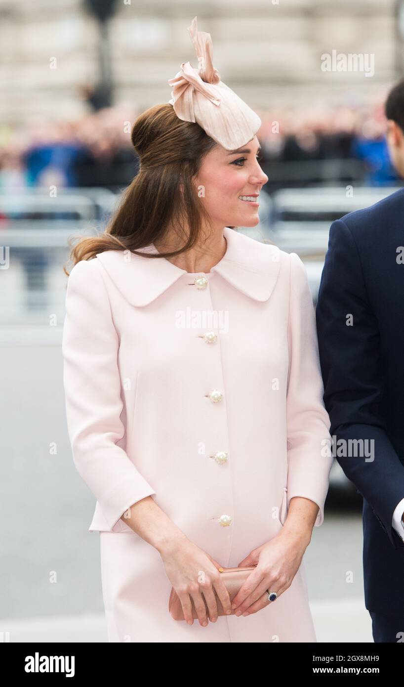 Catherine, Herzogin von Cambridge, trägt einen rosa Alexander McQueen Mantel und einen Jane Taylor Hut und nimmt am 9. März 2015 an der Commonwealth Day Observance in Westminster Abbey in London Teil Stockfoto