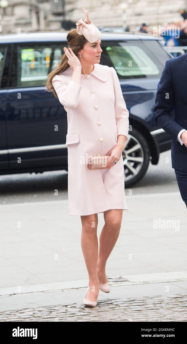 Catherine, Herzogin von Cambridge, trägt einen rosa Alexander McQueen Mantel und einen Jane Taylor Hut und nimmt am 9. März 2015 an der Commonwealth Day Observance in Westminster Abbey in London Teil Stockfoto