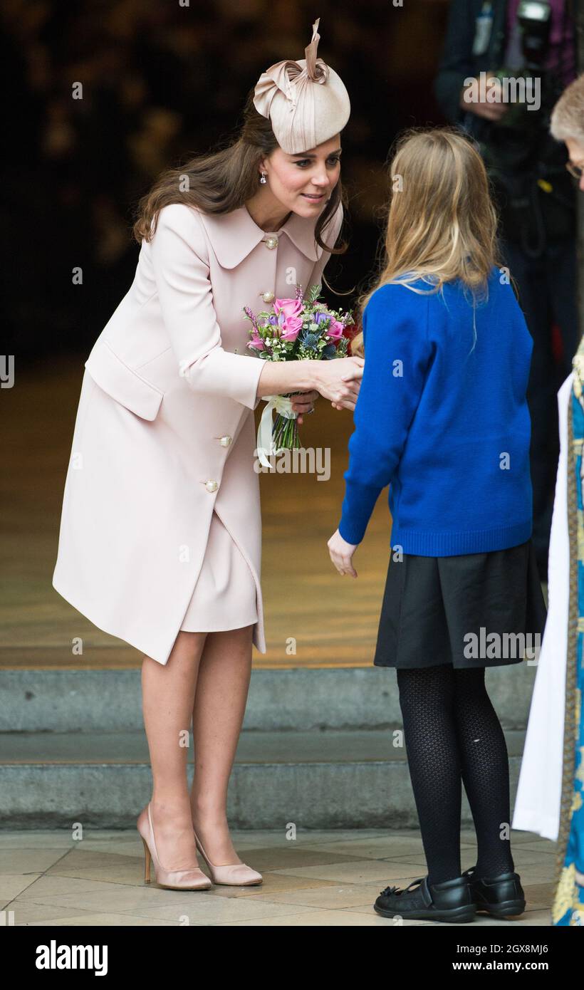 Catherine, Herzogin von Cambridge, trägt einen rosa Alexander McQueen Mantel und einen Jane Taylor Hut und nimmt am 9. März 2015 an der Commonwealth Day Observance in Westminster Abbey in London Teil Stockfoto