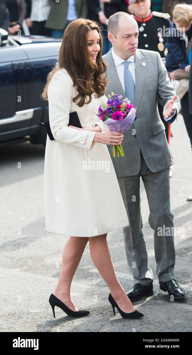 Catherine, Herzogin von Cambridge, besucht das Set der Downton Abbey in den Ealing Studios in London. Stockfoto