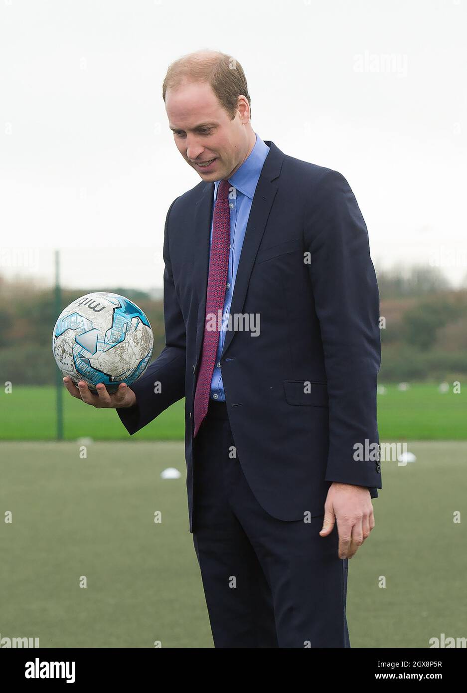 Prinz William, Herzog von Cambridge, bereitet sich auf einen Elfmeterstoß während eines Besuchs der Football for Peace-Initiative in der Saltley Academy in Birmingham vor Stockfoto