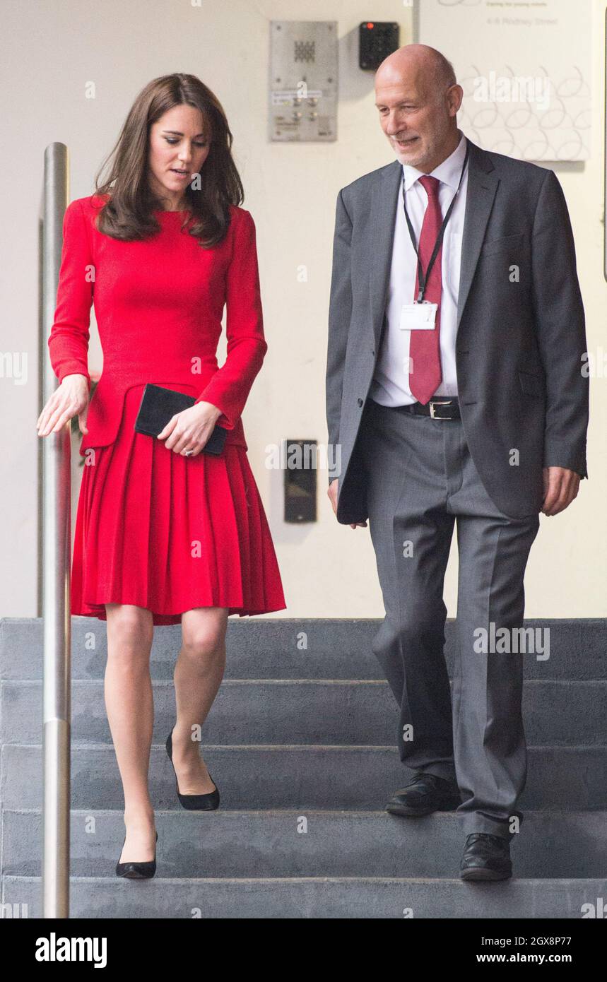 Catherine, Herzogin von Cambridge, trägt ein rotes Alexander McQueen-Kleid,  während einer Weihnachtsfeier im Anna Freud Center in London  Stockfotografie - Alamy