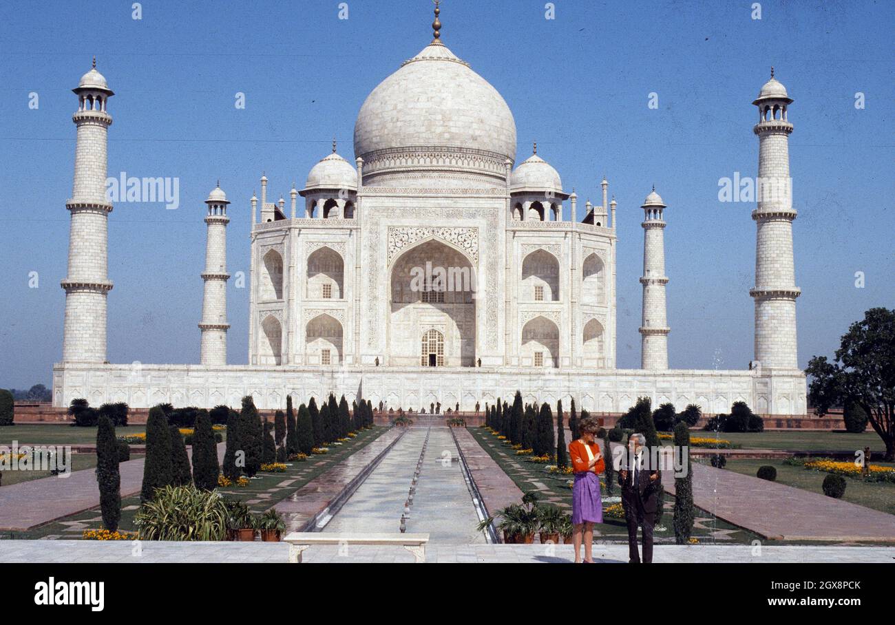 Diana, Prinzessin von Wales, posiert am 11. Februar 1992 allein im Taj Mahal in Agra Indien. Stockfoto