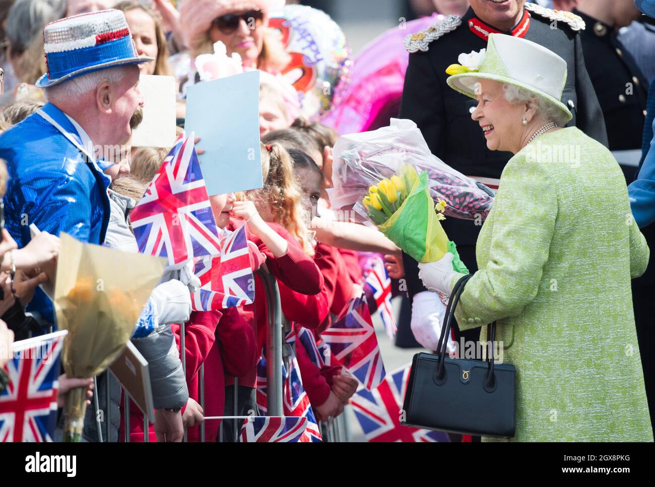 Königin Elizabeth II geht auf einen Spaziergang in Windsor, als sie am 21. April 2016 ihren 90. Geburtstag feiert Stockfoto