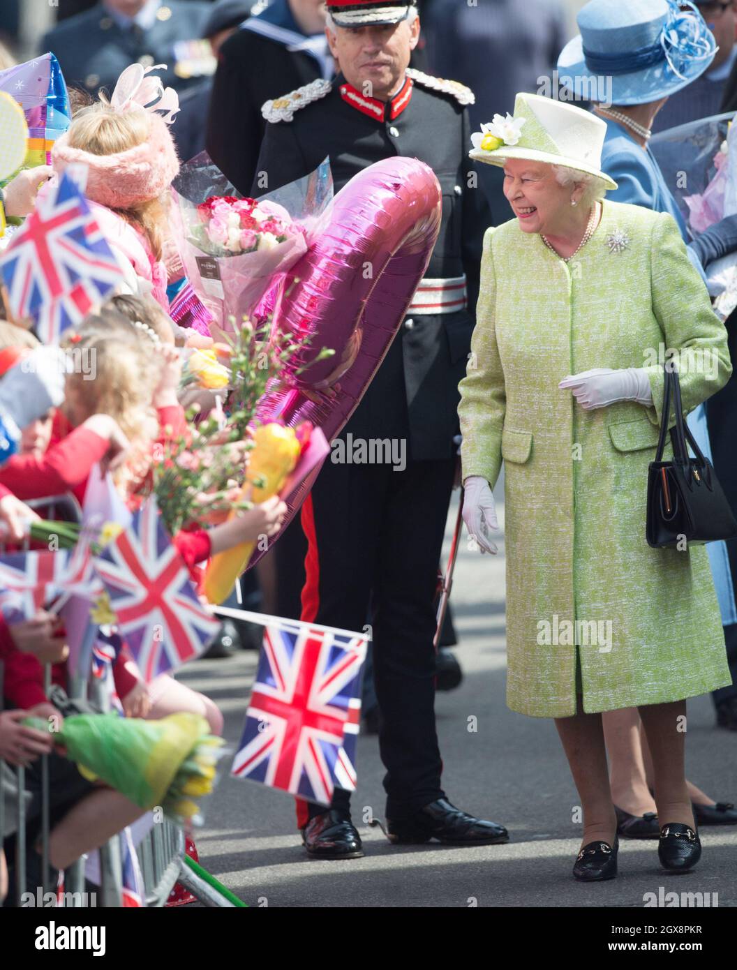 Königin Elizabeth II geht auf einen Spaziergang in Windsor, als sie am 21. April 2016 ihren 90. Geburtstag feiert Stockfoto