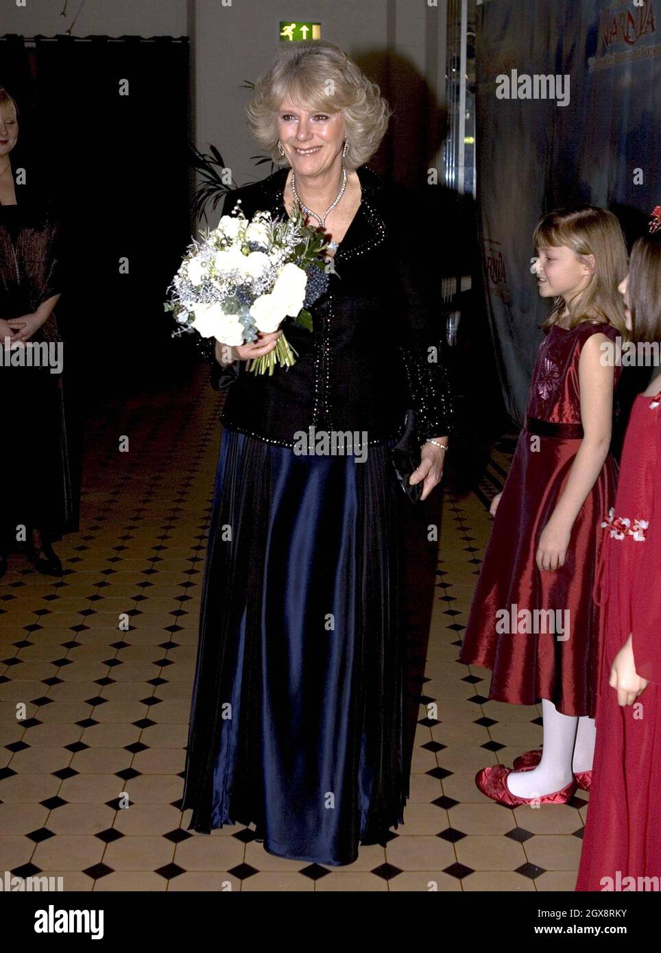 Camilla, Herzogin von Cornwall, kommt zur Weltpremiere der Chroniken von Narnia in der Royal Albert Hall in London, England. Die neue Großleinwand-Adaption von C S Lewis' The Lion, The Witch and the Wardrobe wird zugunsten des Wohlwollenden Fonds für Kino und Fernsehen durchgeführt. Anwar Hussein/allactiondigital.com *** Ortsüberschrift *** Camilla, Herzogin von Cornwall;Prinz Charles, Prinz von Wales Stockfoto