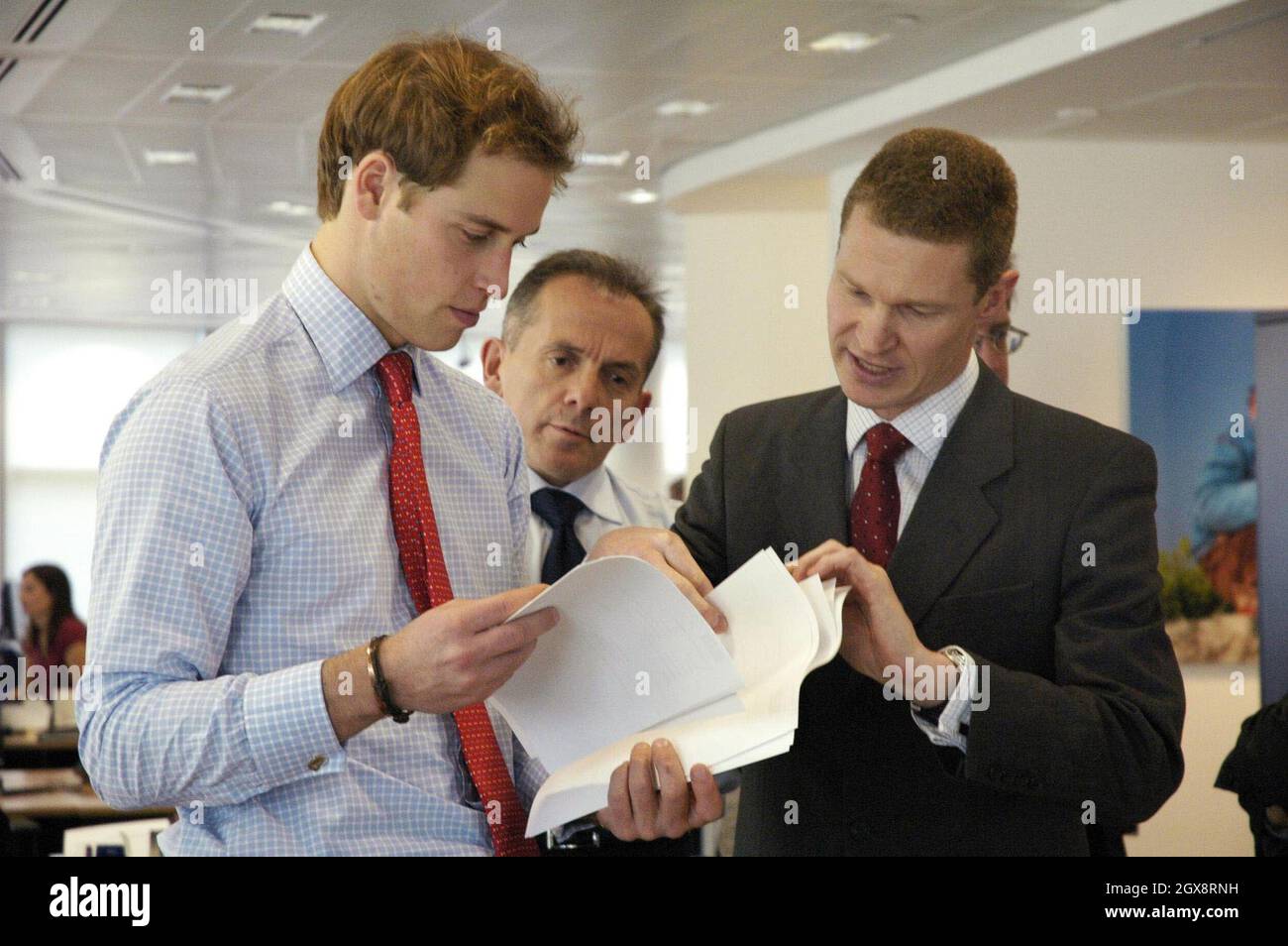 Prince William mit dem Geschäftsführer von Hiscox PLC, Steve Langan und James Standen von Aon schauen sich am Mittwoch, dem 16 2005. November, die Risiken der bildenden Kunst im Büro der spezialisierten Versicherungsgesellschaft in London an. Prinz William hat seine Arbeitserfahrung in der Stadt absolviert, die er bei historischen Finanzinstituten und sogar am Fischmarkt in Billingsgate absolviert hat. Die dreiwöchige Platzierung des jungen Königs beinhaltete Besuche bei einigen der berühmtesten Namen der Stadt London, darunter die Bank of England, die Londoner Börse, Lloyd's of London und den berühmten Fischmarkt im Osten der Hauptstadt. Anwar Hussein/allactiondig Stockfoto