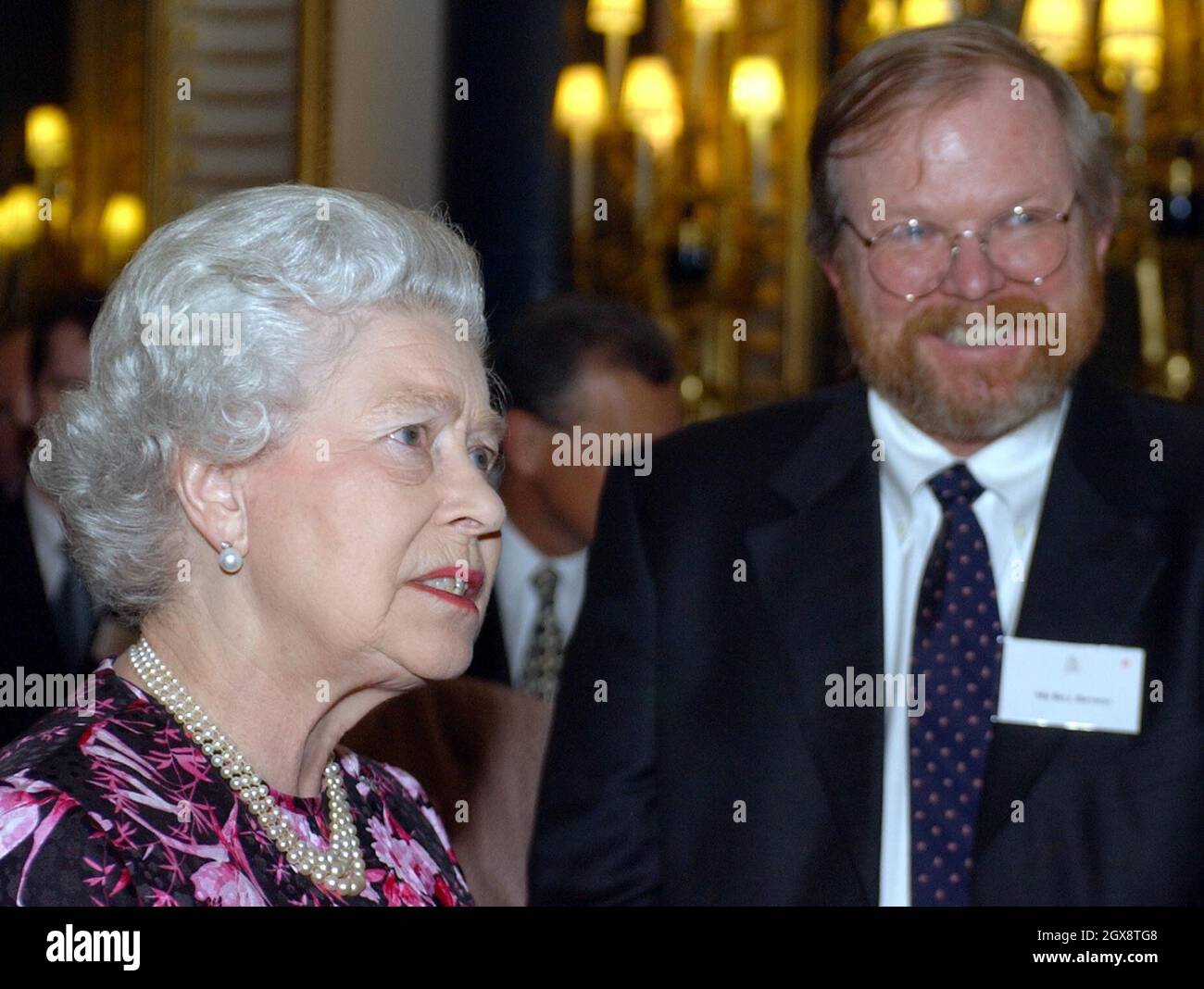 Die britische Königin Elizabeth II. Mit Bill Bryson, Dienstag, den 7. Dezember 2004, bei einem Weihnachtsempfang im Buckingham Palace. Die Königin wirft eine Weihnachtsfeier für die Hochflieger des Jahres 2004. Unter den 500 Gästen sind die unbesungenen Helden der Wohltätigkeitsorganisation und der Gemeinschaftsarbeit sowie einige berühmte Namen. Anwar Hussein/allactiondigital.com Stockfoto
