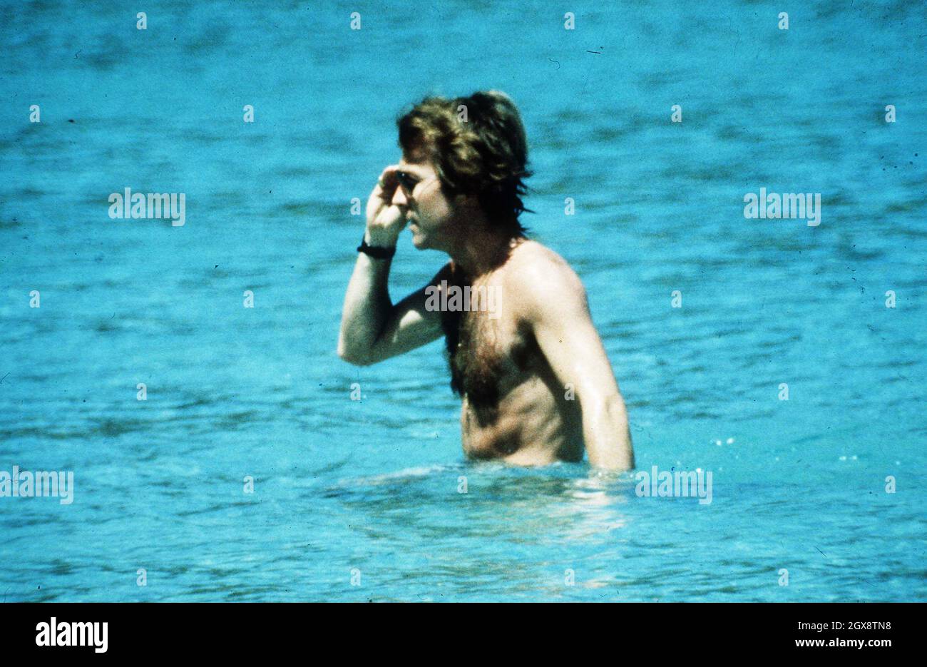 Roddy Llewellyn geht im Urlaub mit Prinzessin Margaret in Mustique im Jahr 1976 schwimmen Stockfoto