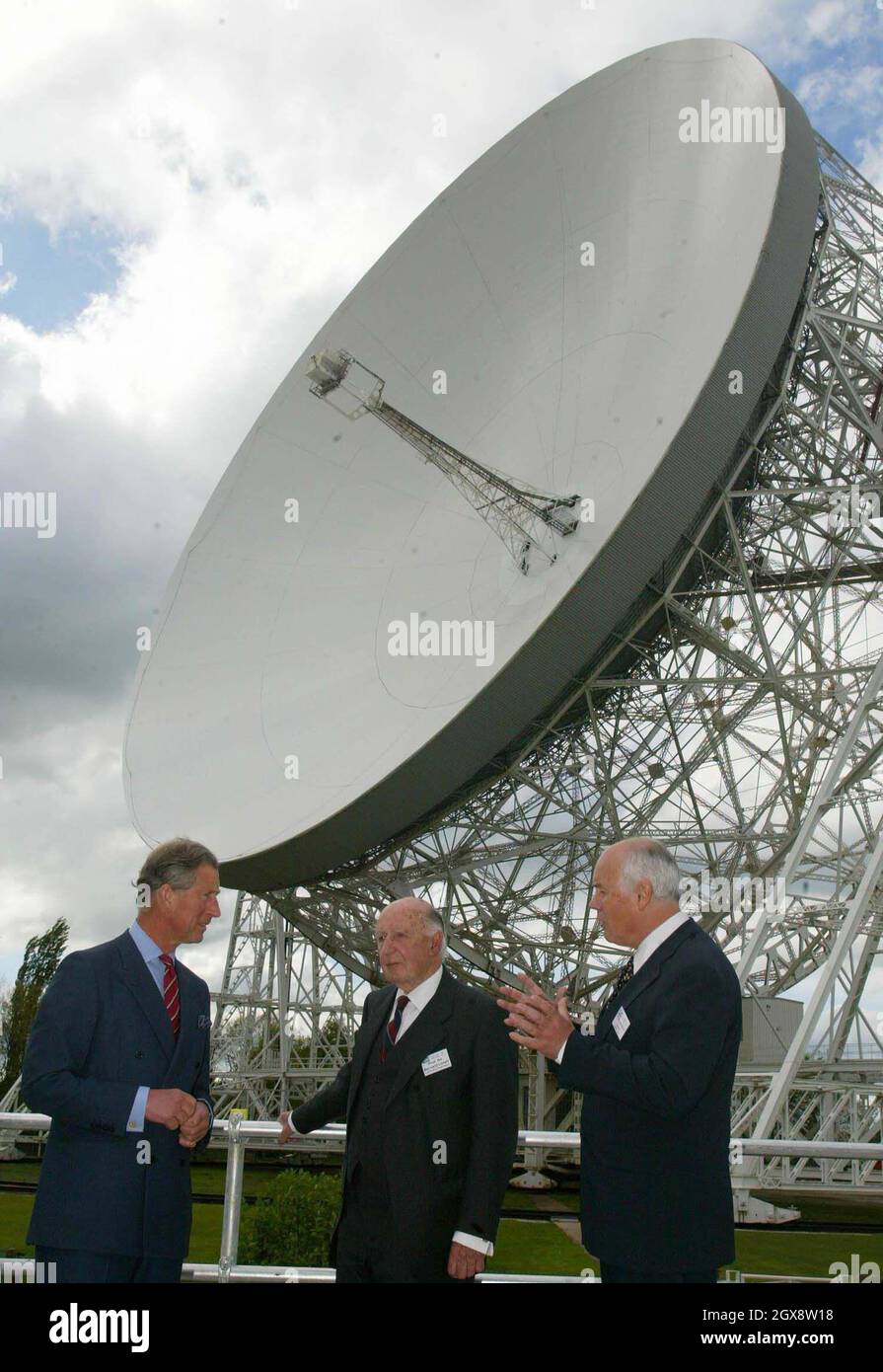 Der Prinz von Wales spricht mit Sir Bernard Lovell (C) und Prof. Andrew Lyne (R) während eines Besuchs am Jodrell Bank Observatory in Cheshire. Halbe Länge, Royals, Anzug Â©Anwar Hussein/allaction.co.uk Stockfoto