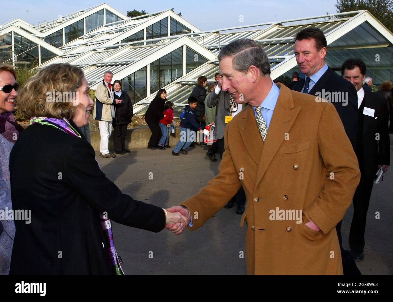 Seine Königliche Hoheit, der Prinz von Wales (R), begrüßt die Besucher vor dem Wintergarten der Prinzessin von Wales in den Kew Botanical Gardens im Westen Londons 24. Februar 2003. Prinz Charles ist ein Schirmherr der Stiftung und Freunde der Royal Botanic Gardens inKew eröffnete nach der Renovierung den Nash Wintergarten. â©Anwar Hussein/allaction.co.uk Stockfoto