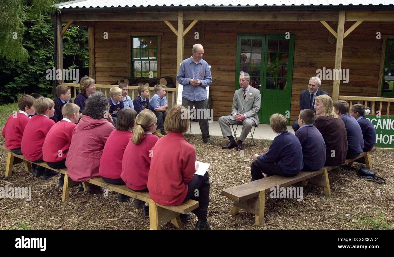 Der Prinz von Wales mit einem der Besitzer will Chester-Master, schließt sich einer Kinderbauernbildungsgruppe an, die die Cirencester Junior School und die Ampney Crucis C der E Primary School besucht, während eines Besuchs der Abbey Home Farm in Cirencester., Full length, Royals, Charles Â©Anwar Hussein/allaction.co.uk Stockfoto