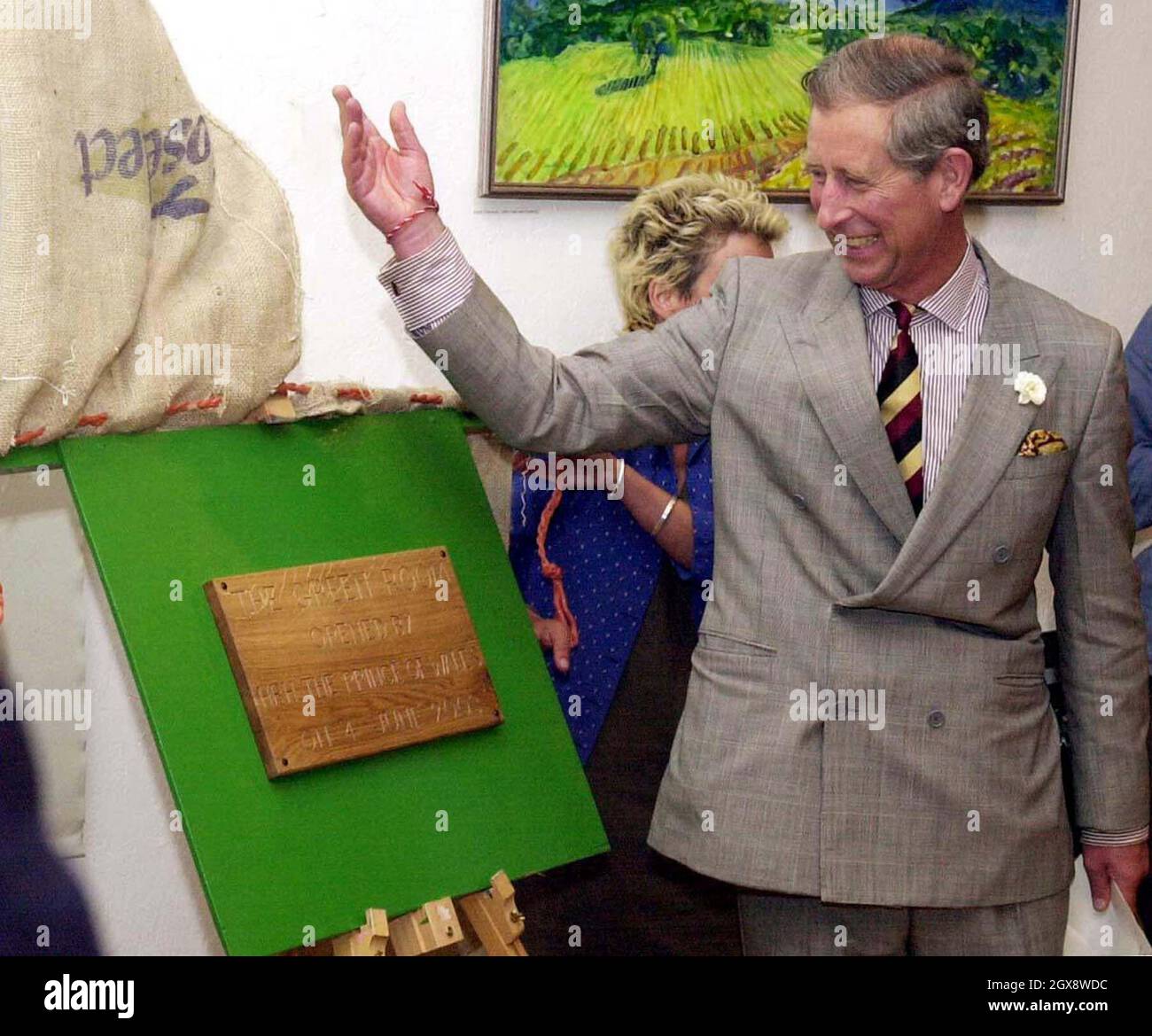 Der Prinz von Wales enthüllt eine mit hessischen Plünderungen bedeckte Tafel, um den Grünen Raum auf der Abbey Home Farm in Cirencester offiziell zu eröffnen. Half length, Royals, Charles Â©Anwar Hussein/allaction.co.uk Stockfoto