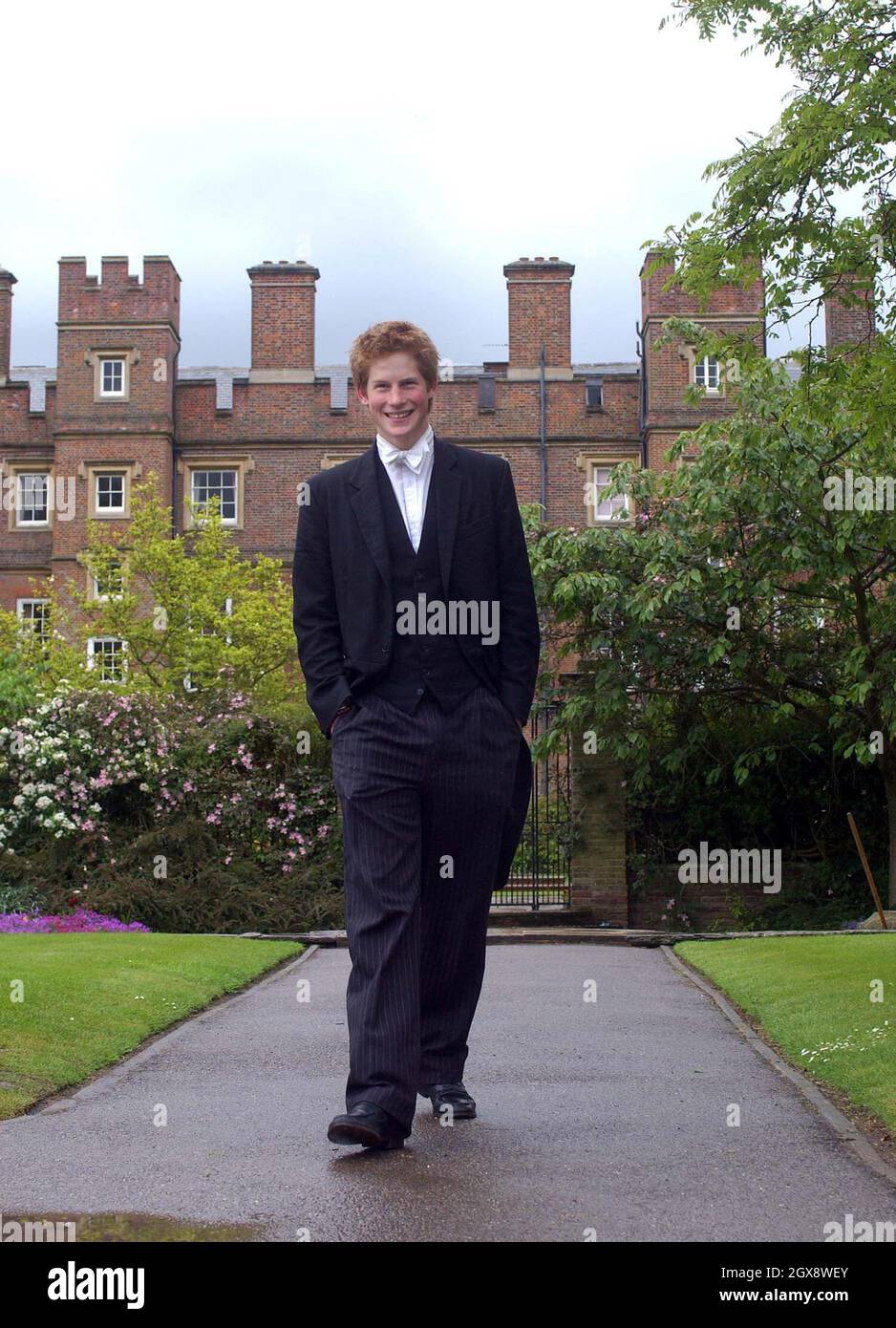 Prinz Harry, der jüngere Sohn des Prince of Wales, der sein Studium am Eton College Ende dieses Monats beendet, trägt das Schulkleid, das aus schwarzem Frack und Weste und einer Hose mit Nadelstreifen besteht: Das erste stammt aus der Zeit um 1850 und das zweite aus dem Jahr 1900. Er hat 'Stick-ups' (also Flügelkragen und Fliege), weil er Hauptmann der Spiele ist. Volle Länge, Royals Â©Anwar Hussein/allaction.co.uk Stockfoto