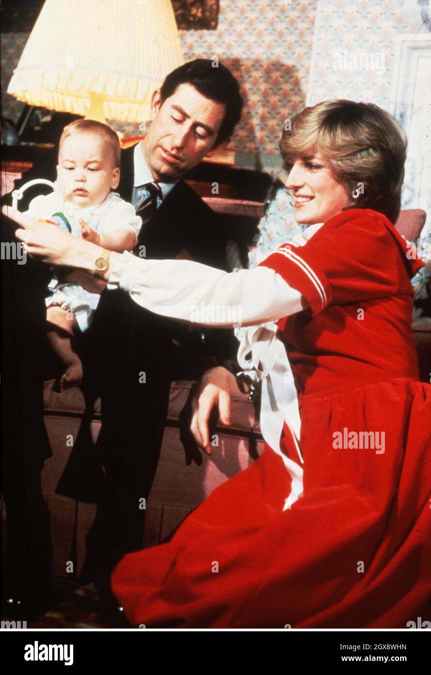 Ein Baby Prinz William mit dem Prinz und der Prinzessin von Wales in Kensington Palce in Weihnachten 1982. Foto. Anwar Hussein Stockfoto