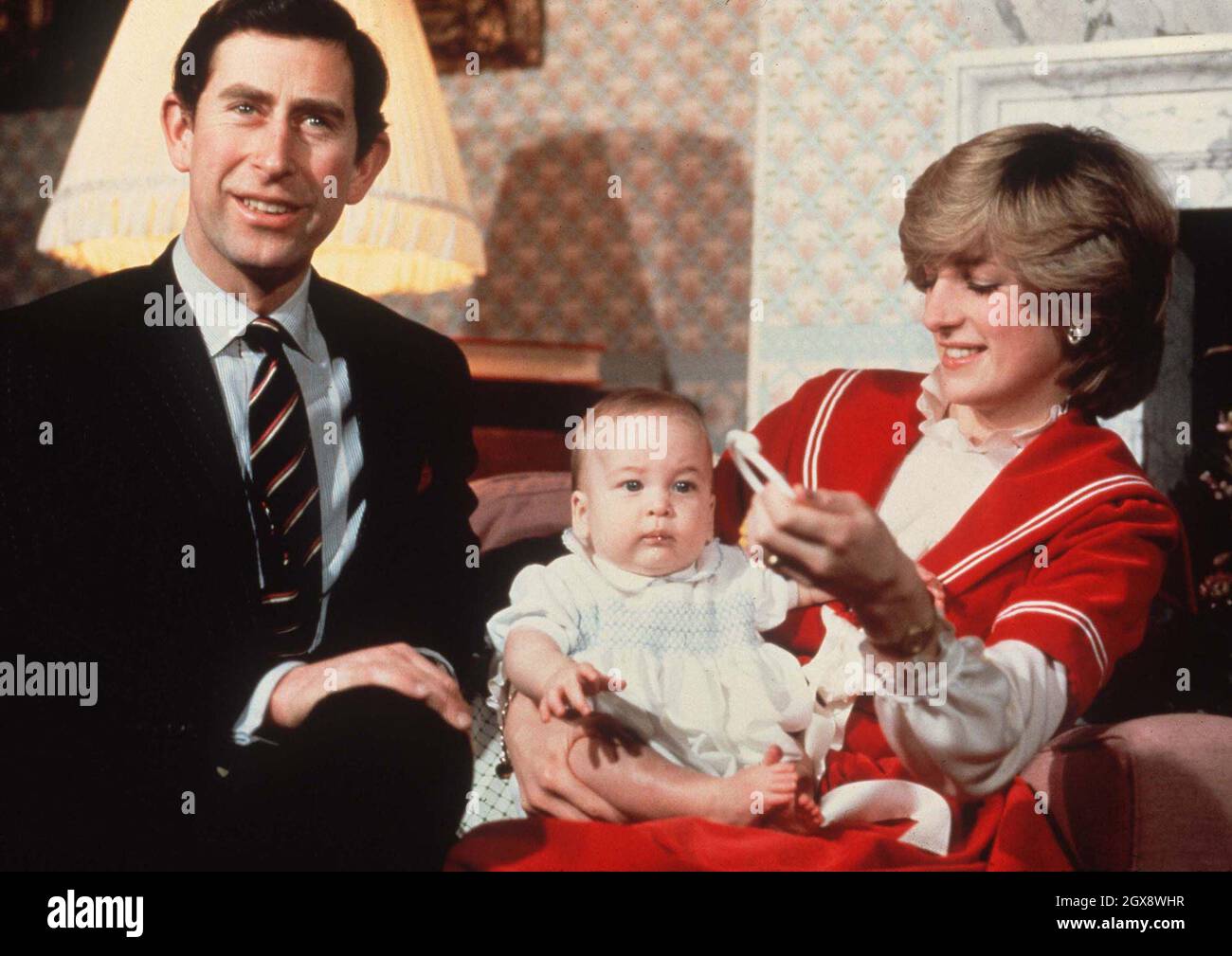 Der Prinz und die Prinzessin von Wales mit dem Baby Prinz William im Kensington Palace zu Weihnachten 1982. Foto. Anwar Hussein Stockfoto
