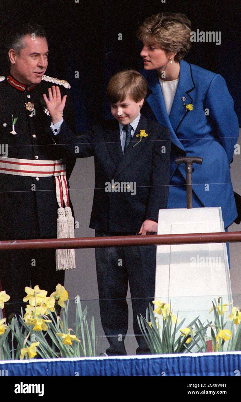 Eine königliche Welle im Jahr 1991 vom jungen Prinz William bei seinem ersten offiziellen Engagement in Wales, während Mutter, die Prinzessin von Wales, Worte der Ermutigung flüstert. Foto. Anwar Hussein Stockfoto