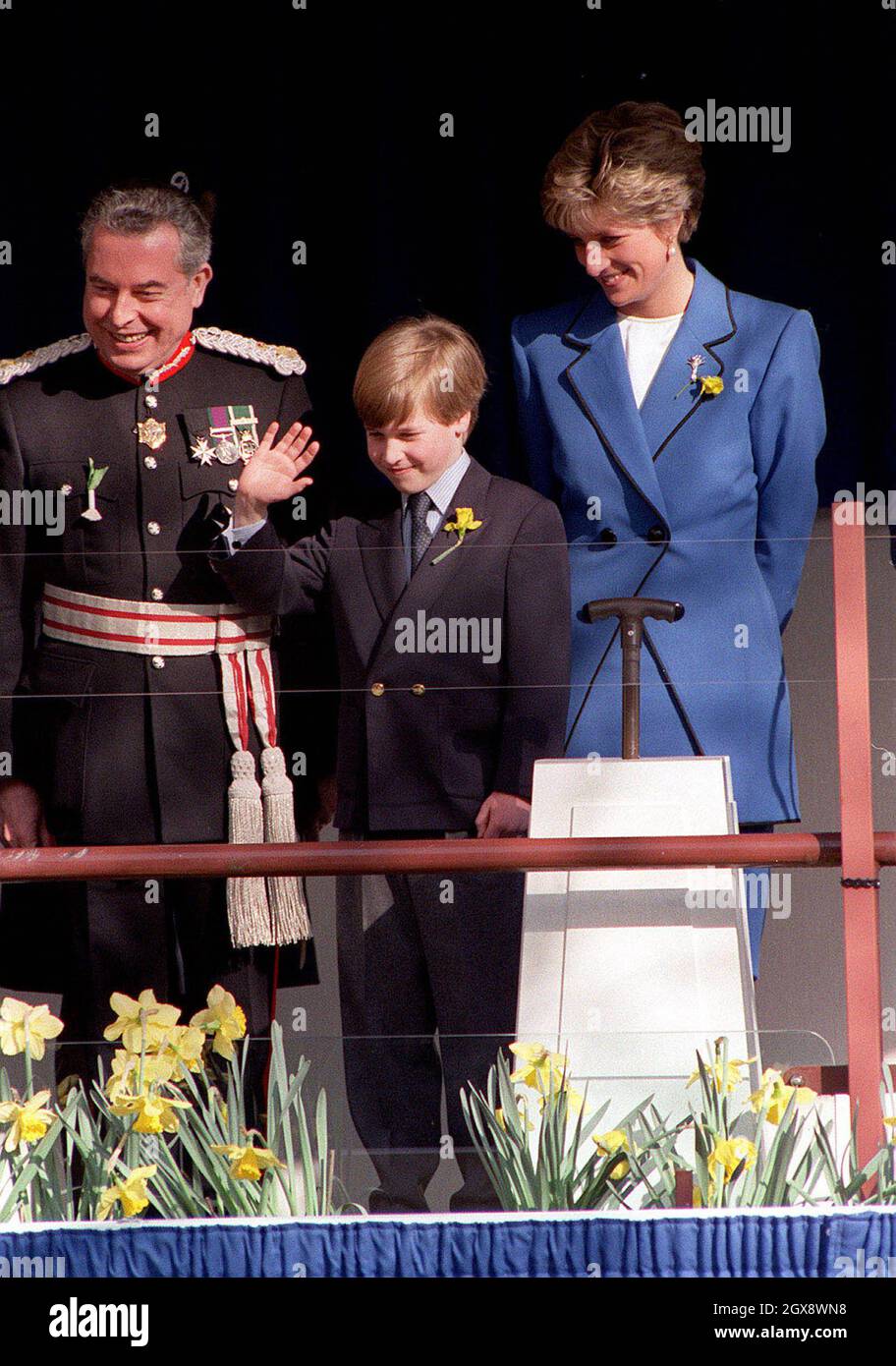 Eine königliche Welle im Jahr 1991 vom jungen Prinz William bei seinem ersten offiziellen Engagement in Wales mit Mama, der Prinzessin von Wales. Foto. Anwar Hussein Stockfoto