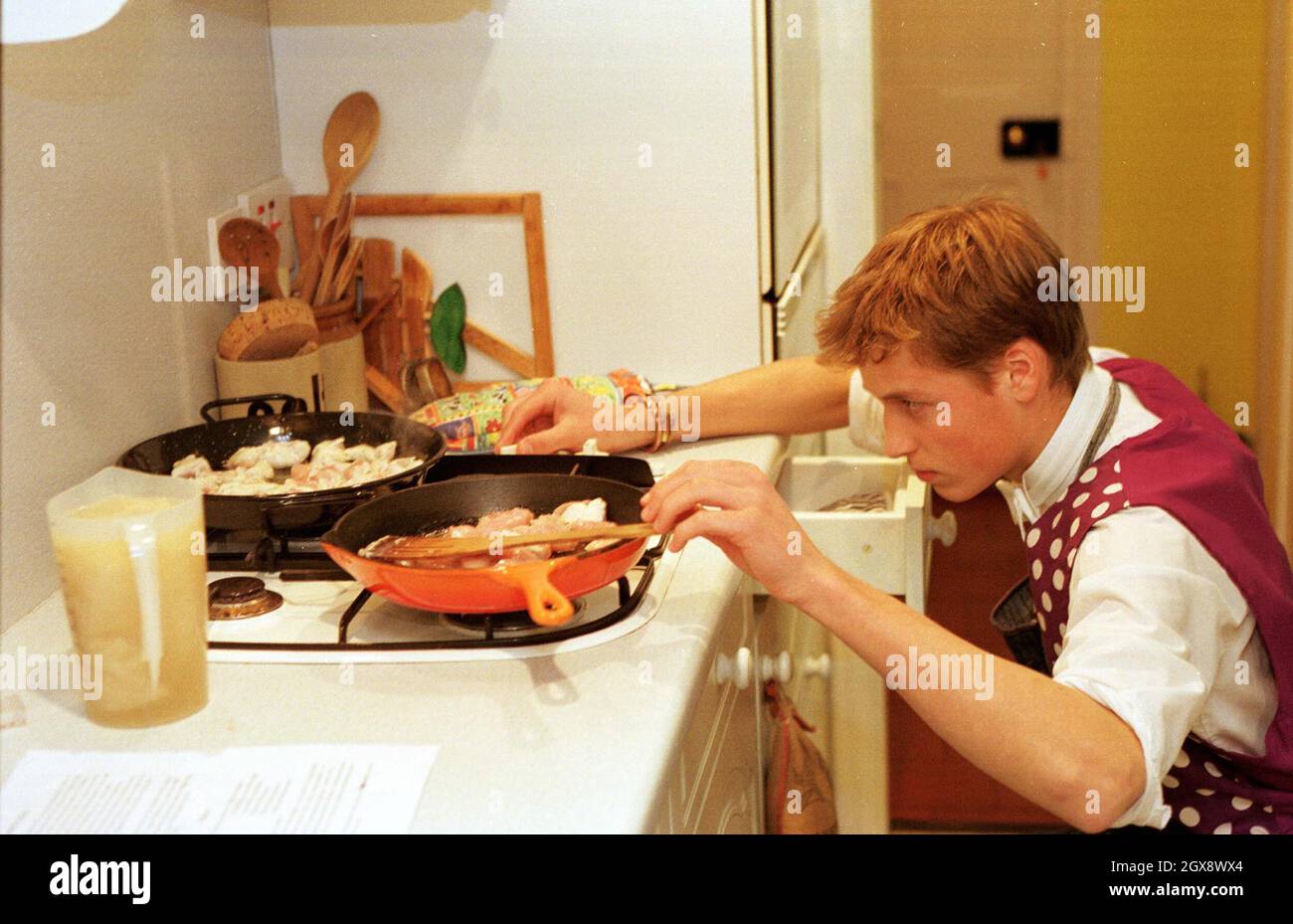 Prinz William kocht im Juni 2000 in Eton eine Hühnerpaella. Foto. Anwar Hussein Stockfoto