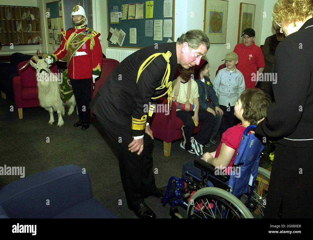 Prinz Charles spricht mit Lauren Morgan, acht Jahre alt, die an Krebs leidet, während eines Besuchs an der Cardiff University am Freitag, dem 28. Februar 2003. Tagsüber führte er auch eine Investitur durch und sollte später eine junge Theatergruppe in Bridgend beobachten. â©Anwar Hussein/allaction.co.uk Stockfoto