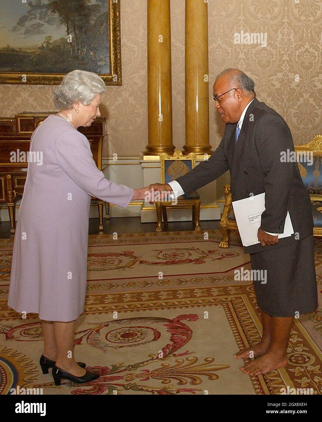 Die britische Königin Elizabeth II. Empfängt seine Exzellenz, den Botschafter Thailands, Herrn Vikrom Koompirochana, am Mittwoch, den 5. März 2003, der sein Beglaubigungsschreiben im Buckingham Palace, London, überreichte. Royals in voller Länge. â©Anwar Hussein/allaction.co.uk Stockfoto