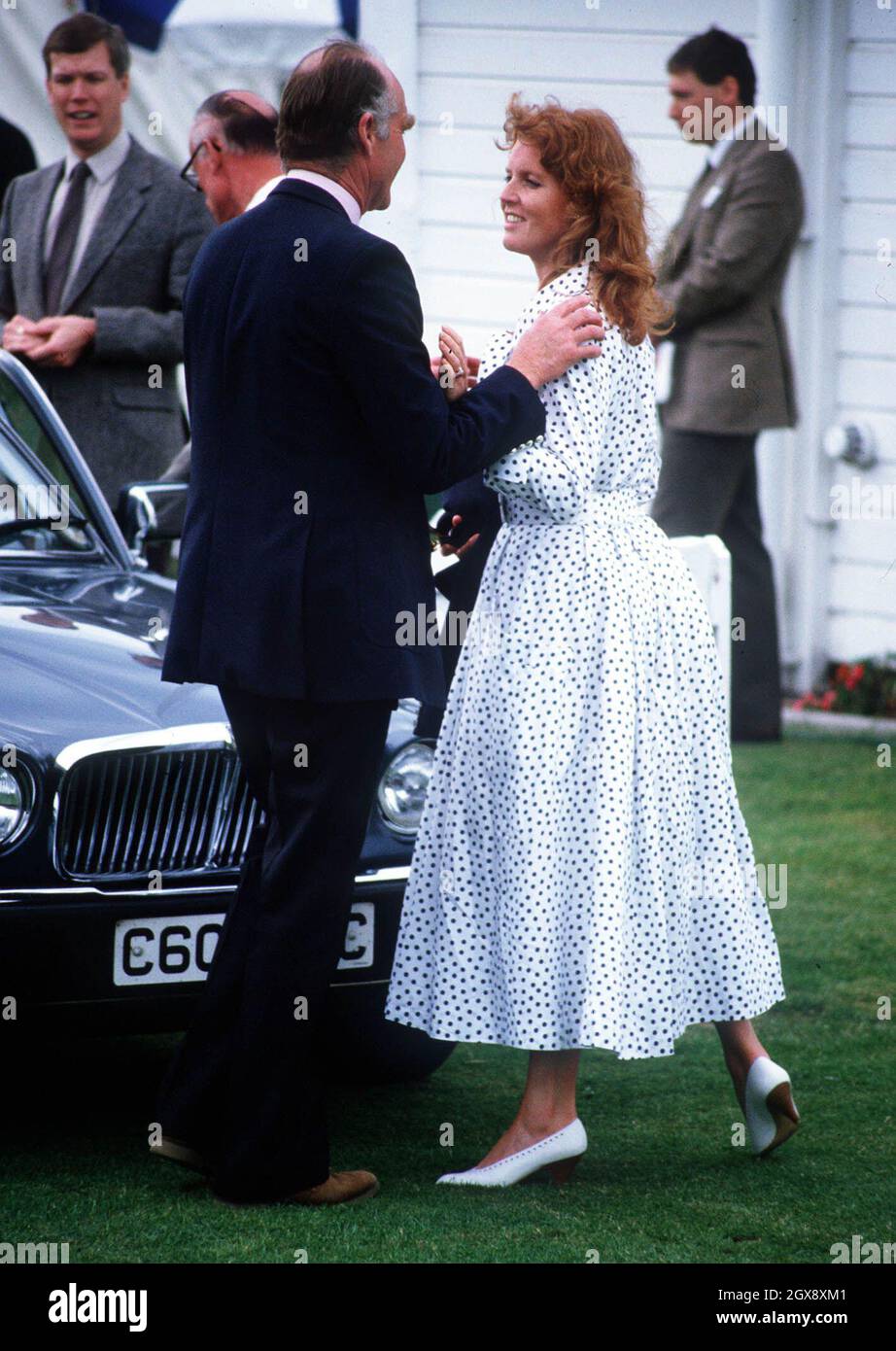 Major Ron Ferguson plaudert mit seiner Tochter Sarah Ferguson beim Polo in Windosr. In voller Länge, Kleid, Anzug, Royals Â©Anwar Hussein/allaction.co.uk Stockfoto