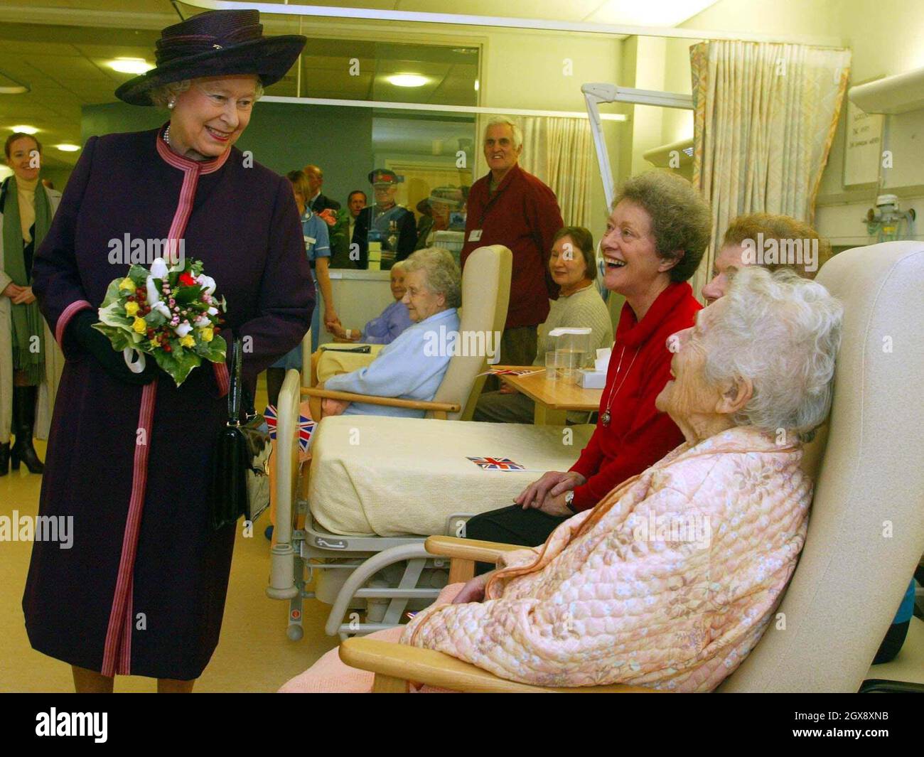 Königin Elizabeth II. Spricht mit der 101-jährigen Pearl Bailey und ihren Töchtern Adrienne Bailey (Mitte) und Valerie Bailey (Ende rot oben), als sie das New Norfolk and Norwich University Hospital in Norwich eröffnet. â©Anwar Hussein/allactiondigital.com Stockfoto