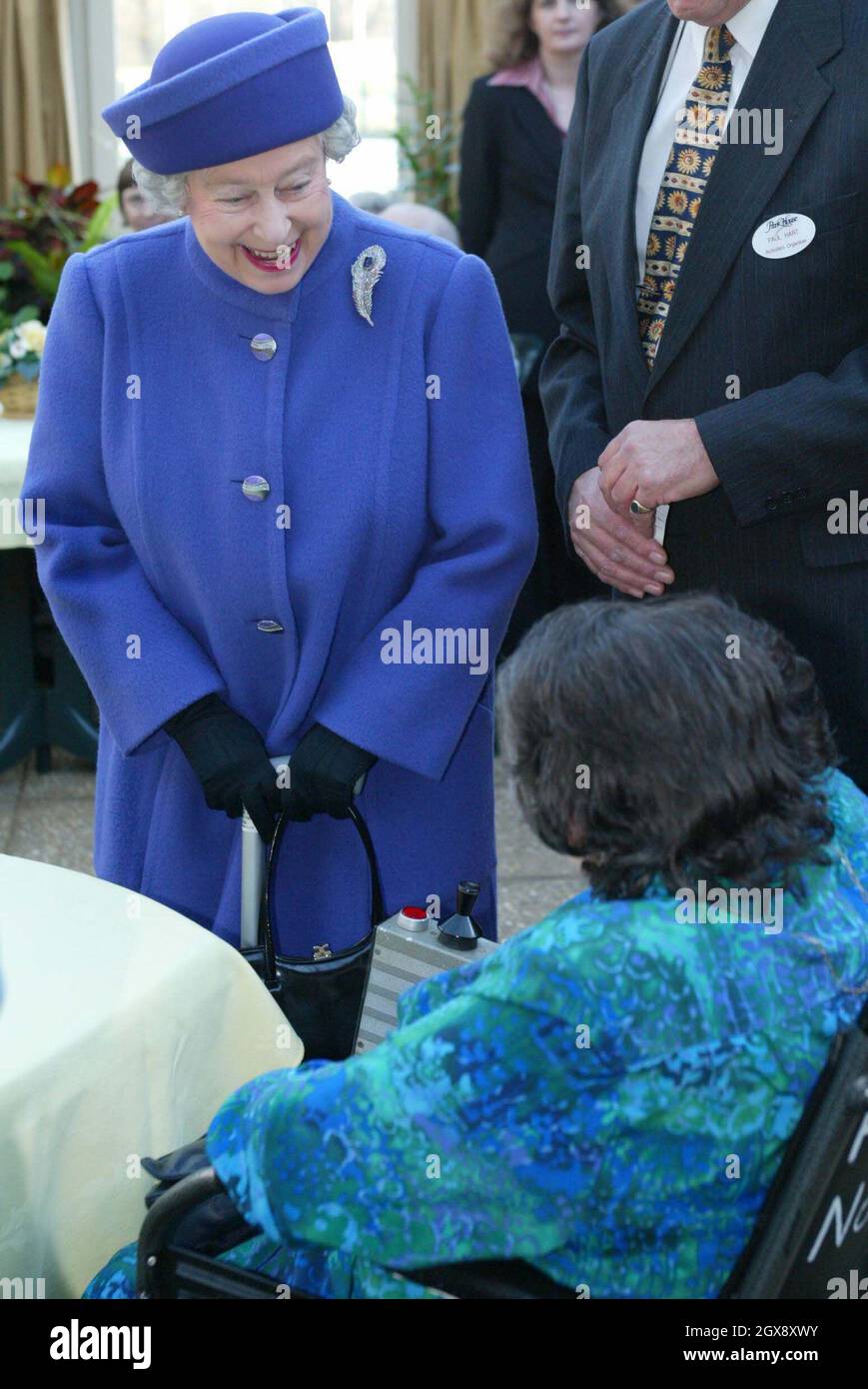 Ihre Majestät Königin Elizabeth II besucht das Park House - ein Behindertenzentrum - am Sandringham, Estate, Norfolk, Mittwoch, 5. Februar 2003. Die Königin, die Schirmherrin der Leonard Ches hire Foundation ist, die das Zentrum betreibt, besuchte das Hotel bereits bei zwei früheren Gelegenheiten, die erste im Juli 1987, als sie das Zentrum offiziell eröffnete. â©anwar/allaction.co.uk Stockfoto