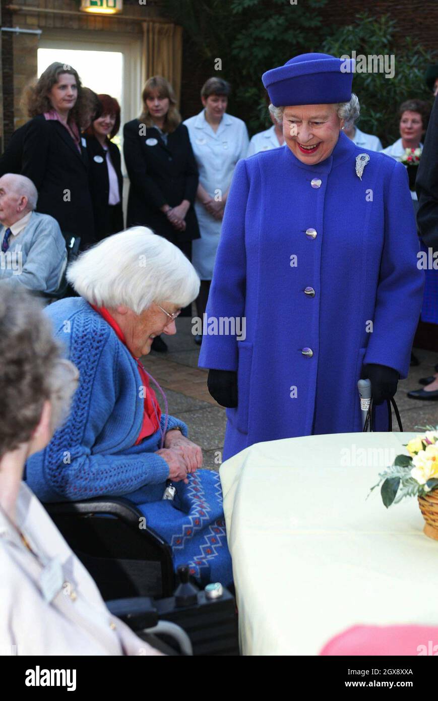 Ihre Majestät Königin Elizabeth II besucht das Park House - ein Behindertenzentrum - am Sandringham, Estate, Norfolk, Mittwoch, 5. Februar 2003. Die Königin, die Schirmherrin der Leonard Ches hire Foundation ist, die das Zentrum betreibt, besuchte das Hotel bereits bei zwei früheren Gelegenheiten, die erste im Juli 1987, als sie das Zentrum offiziell eröffnete. â©anwar/allaction.co.uk Stockfoto