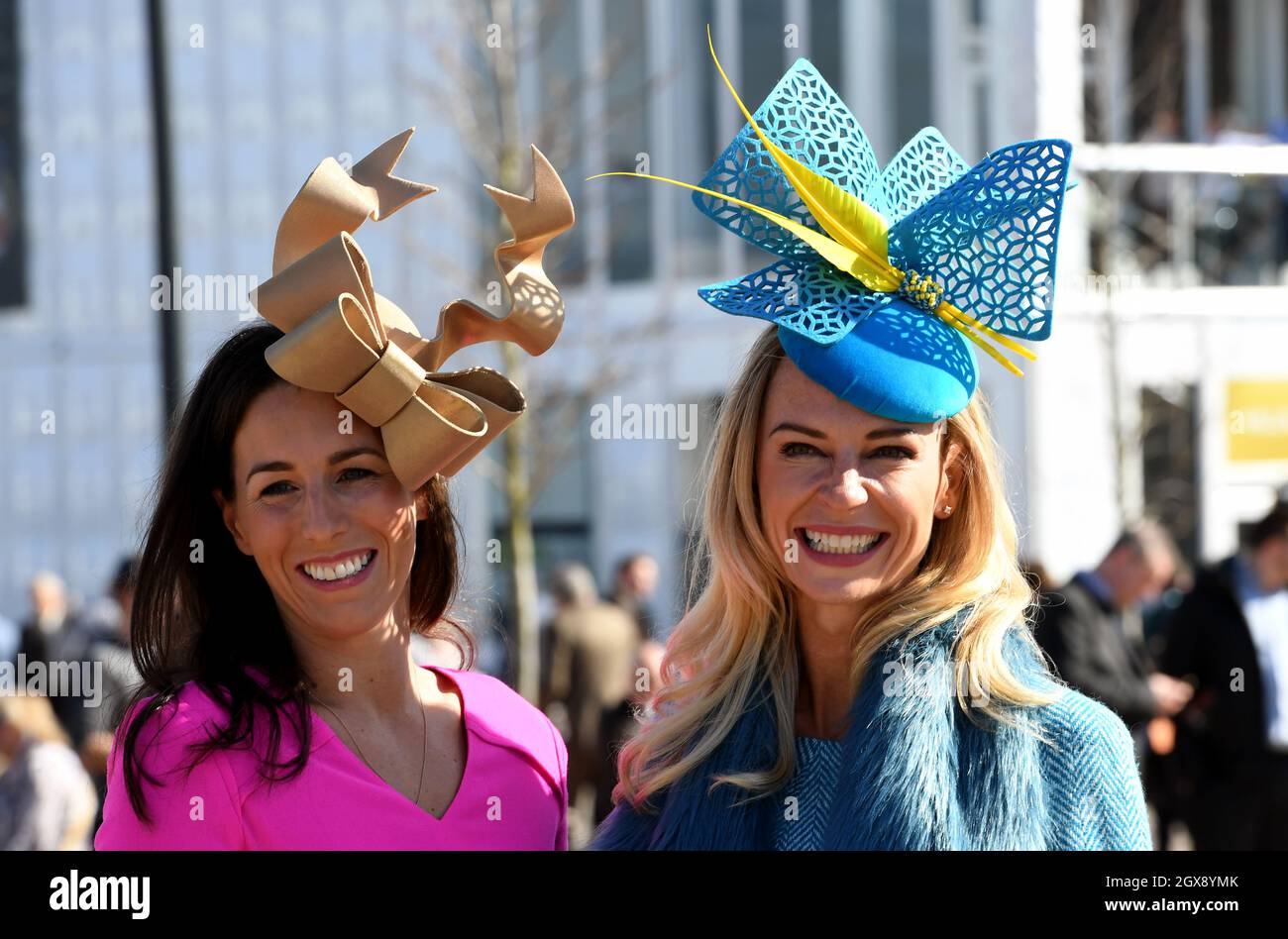 Racegoers in modischen Hüten besuchen Ladies Day am Cheltenham Festival am 15. März 2017 Stockfoto