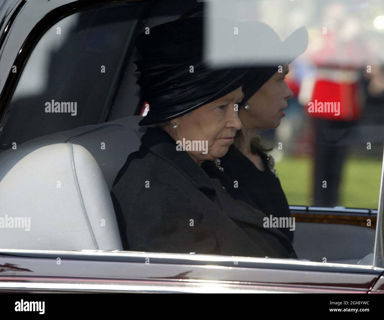 Die königliche Familie, die Königin mit Lady Sarah Armstrong Jones, die an der Trauerprozession für die Königin-Mutter in Westminster, London, teilnahm. Stockfoto
