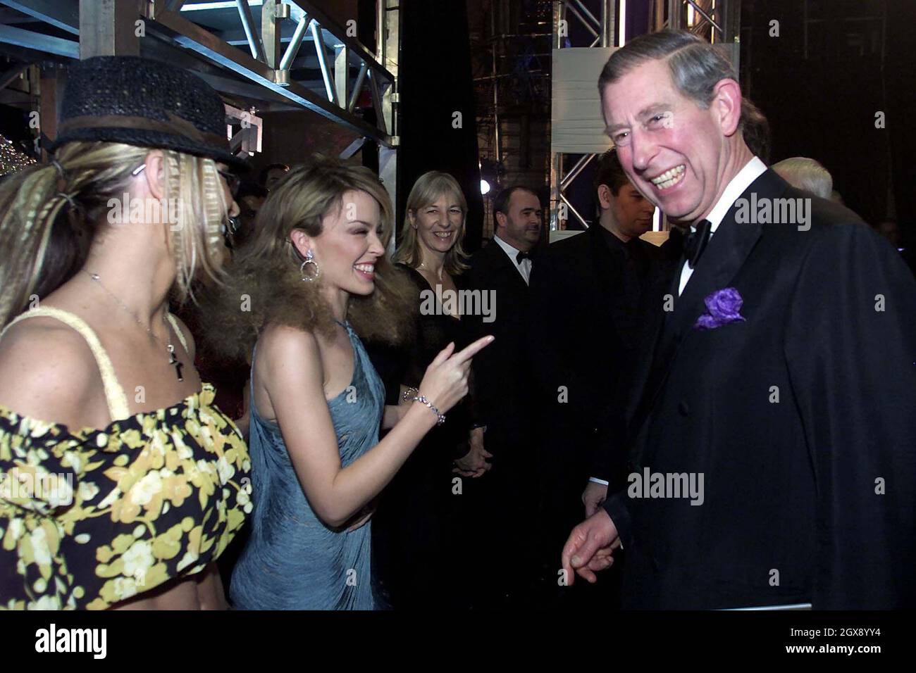Der Prinz von Wales Prinz Charles trifft die Sänger Kylie Minogue (Mitte) und Anastacia nach der Royal Variety Performance im Apollo Theatre in London. Halbe Länge. royal. Musik. hut. Stockfoto