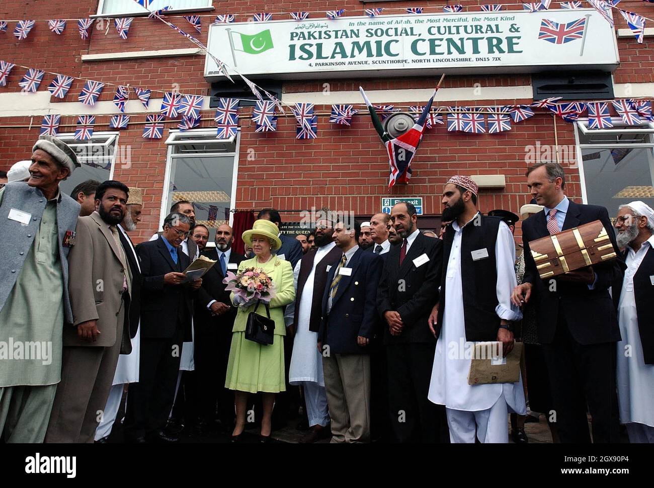 Die britische Königin Elizabeth II. Mit Mitgliedern der muslimischen Gemeinschaft vor dem Islamischen Zentrum in Scunthorpe, Mittwoch, 31. Juli 2002. Der Besuch der Moschee war ihr erster Besuch in Großbritannien und fand während der Golden Jubilee Tour durch das Gebiet von Ihrer Majestät statt. Volle Länge. Stockfoto