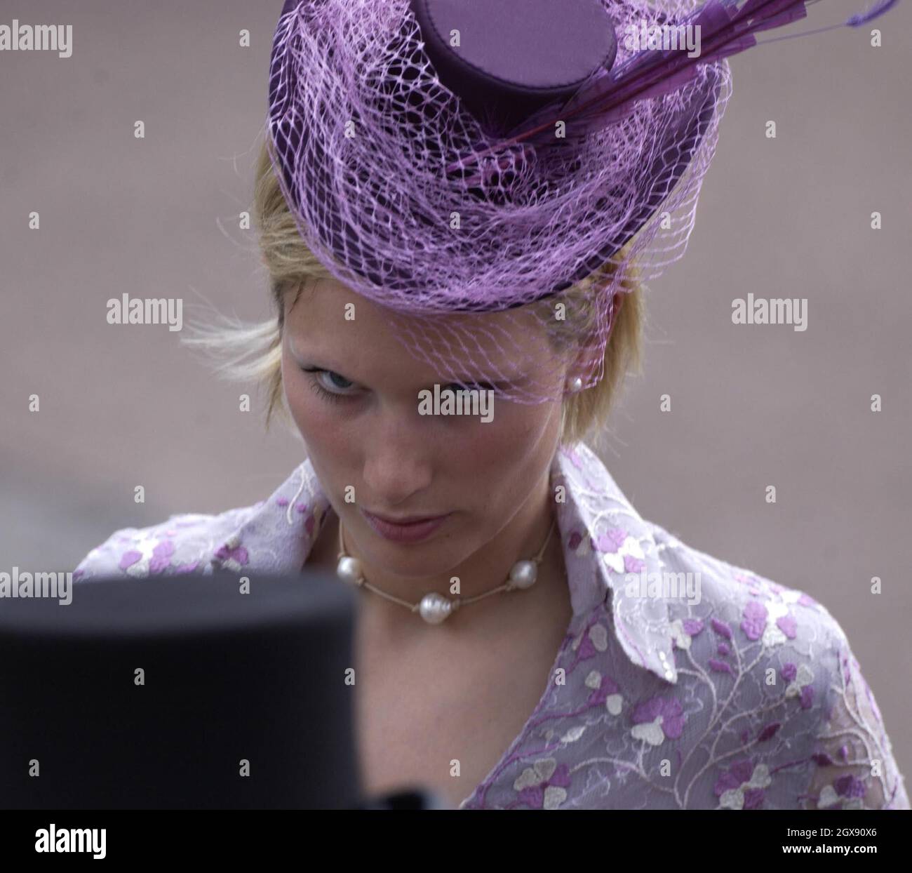 Zara Phillips am Eröffnungstag von Royal Ascot. Zara trägt einen Likakhut  mit Feder und einem passenden, gestickten, lila taillierten Kleid.  Kopfschuss, Lizenzgebühren Stockfotografie - Alamy
