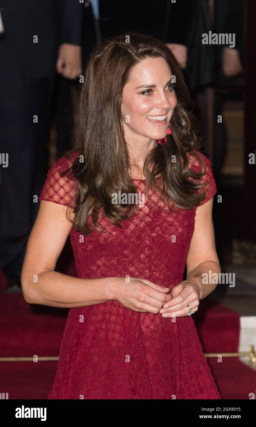 Catherine, Herzogin von Cambridge, trägt ein rot verziertes Tüllmidkleid von Marchesa Notte und nimmt am 4. April 2017 an der Eröffnungsnacht der 42nd Street Teil, an der sie JEWEILS im Theatre Royal Drury Lane in London teilnahm. Stockfoto