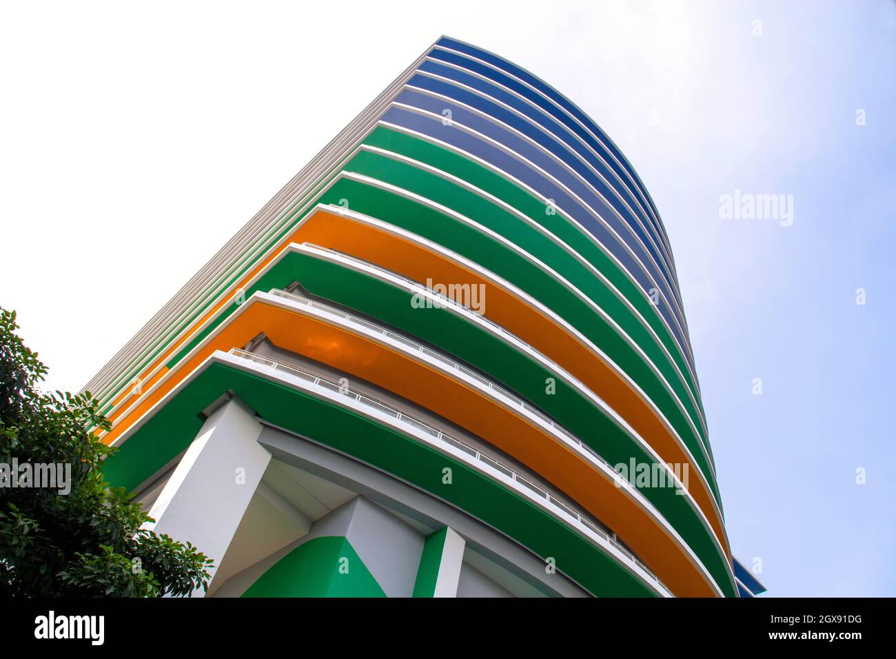 Farbenfrohe Fassade (außen) des Srisavarindhira-Gebäudes. Teil des Siriraj Hospital Komplexes in Bangkok, Thailand. Winkel #1 Stockfoto