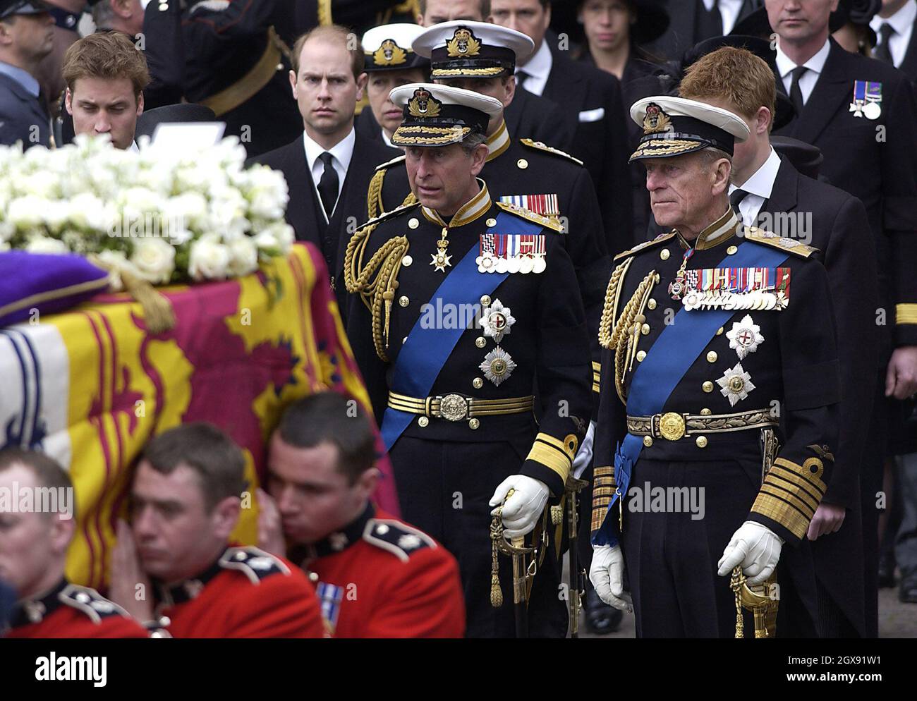 Prinz Charles und Prinz Philip bei der Beerdigung der Königin-Mutter in der Westminster Abbey in London. Stockfoto