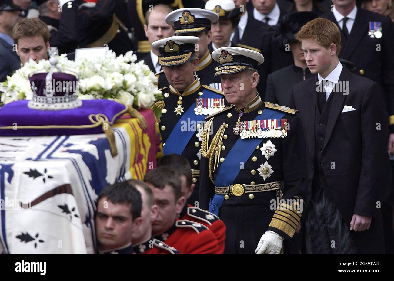 Prinz Charles und Prinz Philip bei der Beerdigung der Königin-Mutter in der Westminster Abbey in London. Stockfoto