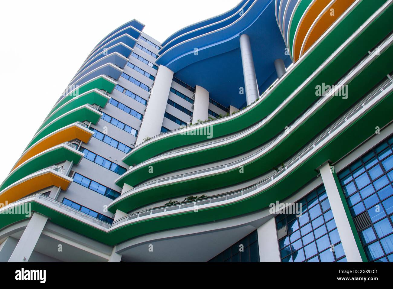 Farbenfrohe Fassade (außen) des Srisavarindhira-Gebäudes. Teil des Siriraj Hospital Komplexes in Bangkok, Thailand. Winkel #2 Stockfoto