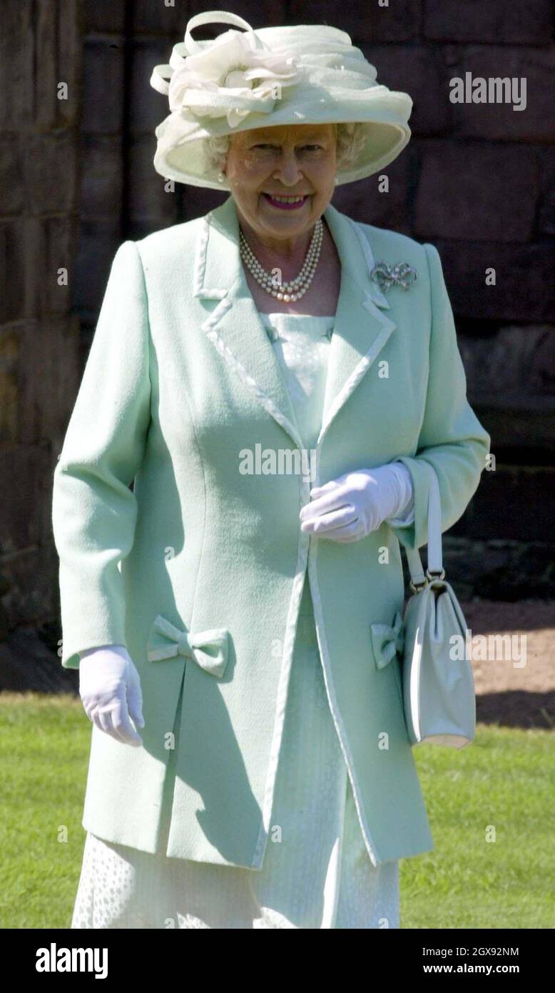 Die britische Königin Elizabeth II. Kommt in Begleitung des Herzogs von Edinburgh zur Garden Party im Palace Holyroodhouse, Edinburgh, Schottland. Stockfoto