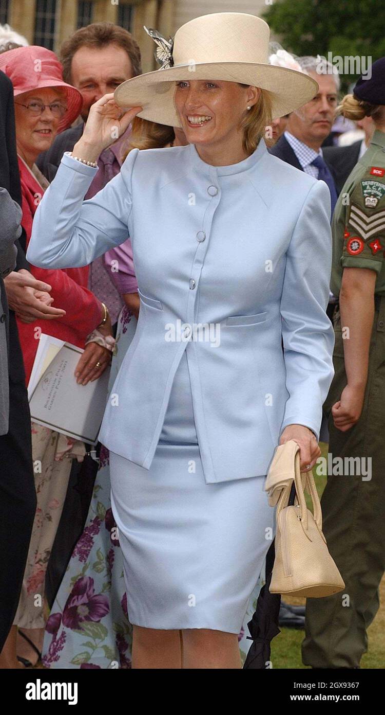 Eine Schwangere Gräfin von Wessex hält sich bei der „Duke of Edinburgh's Awards Garden“-Party im Buckingham Palace im Zentrum von London an ihren Hut. Dreiviertel Länge. â©Anwar Hussein/allaction.co.uk Stockfoto