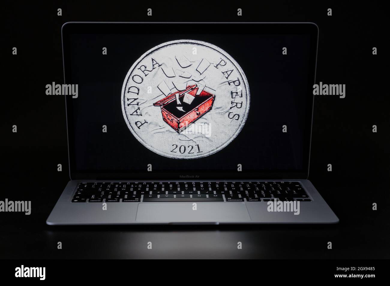 Laptop mit verschwommenem Pandora Papers-Token, Symbol für durchgesickerte Finanzdokumente, die auf dem Bildschirm zu sehen sind. Selektiver Fokus. Konzept. Stafford, Vereinigtes Königreich, Stockfoto